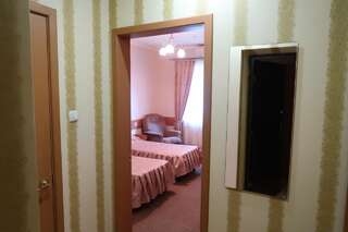 Отель Гостиница МАН Druzhkovka Двухместный номер с 2 отдельными кроватями-4